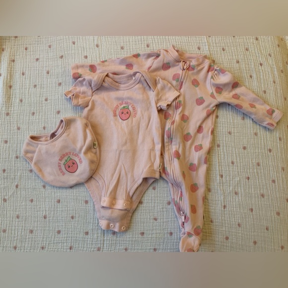 Huggies Other - Huggies 3 Piece Set - Long Pajamas, Onesie and Matching Bib - Baby Girl - 3m